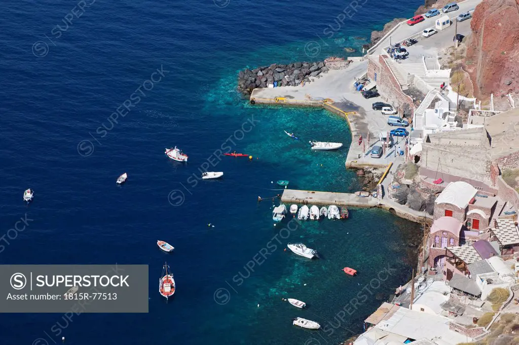 Greece, Cyclades, Thira, Santorini, Oia, View of harbour of ammoudi