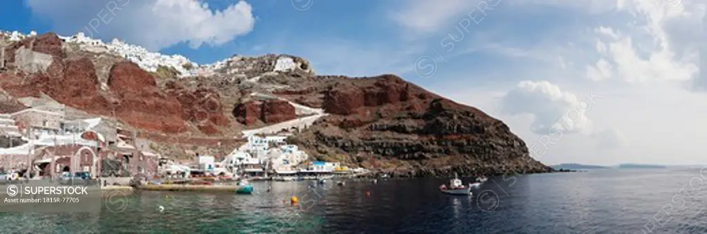 Greece, Cyclades, Thira, Santorini, View of harbour of ammoudi with village of oia