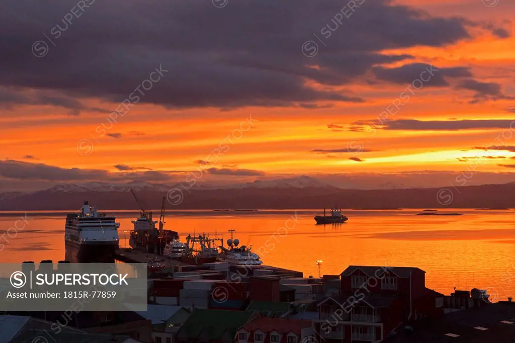 South America, Argentina, Tierra del Fuego, Ushuaia, Beagle Channel, View of harbor at dawn