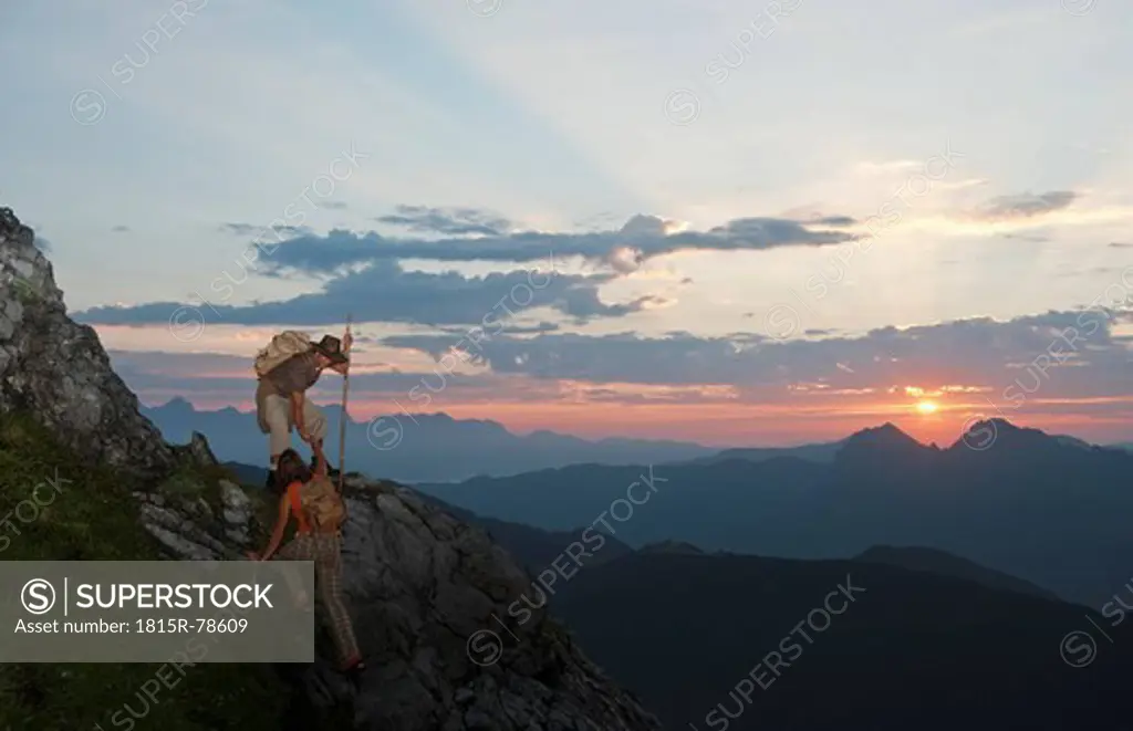 Austria, Salzburg Country, Altenmarkt_Zauchensee, Couple climbing mountains of Niedere Tauern