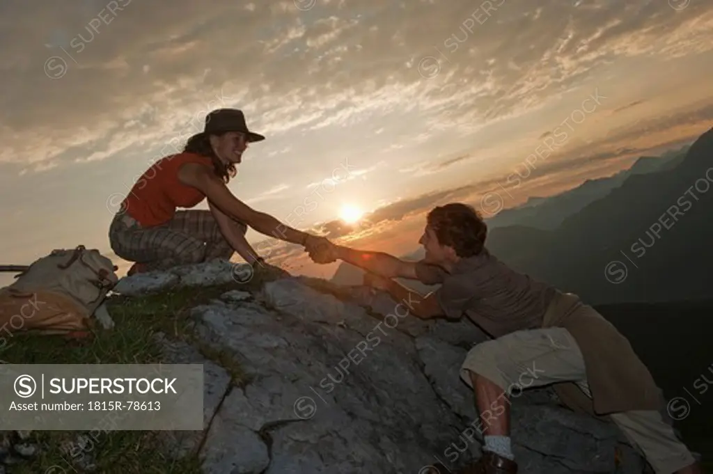 Austria, Salzburg Country, Altenmarkt_Zauchensee, Couple hiking on mountains of Niedere Tauern