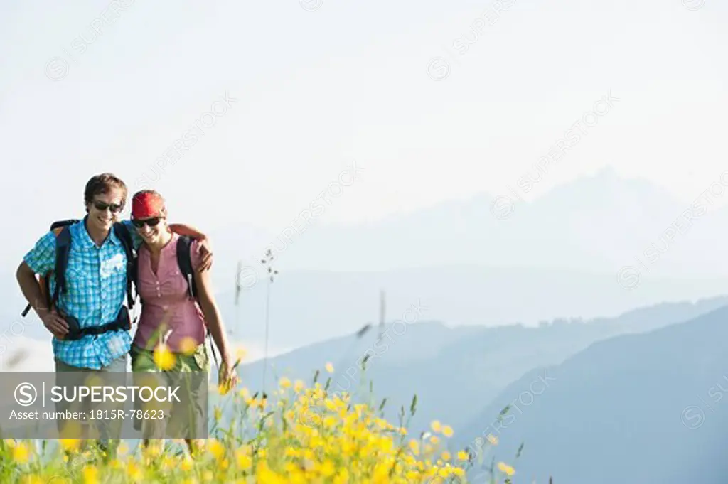 Austria, Salzburg Country, Altenmarkt_Zauchensee, Couple hiking on mountains of Niedere Tauern