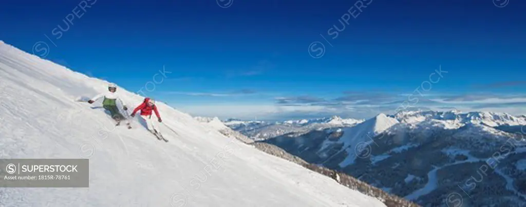 Austria, Salzburg Country, Altenmarkt_Zauchensee, Mid adult couple skiing on ski slope in winter
