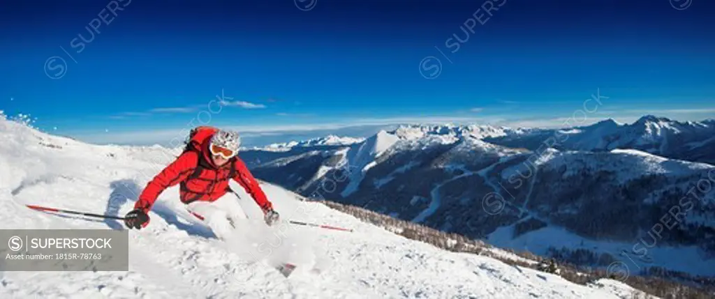 Austria, Salzburg Country, Altenmarkt_Zauchensee, Mid adult man skiing on ski slope in winter