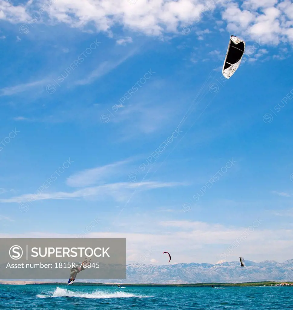 Croatia, Zadar, Kitesurfer jumping