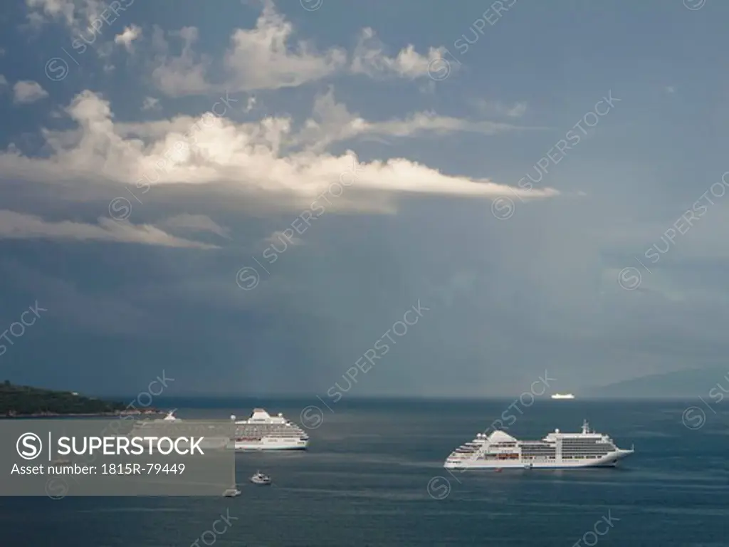 Southern Italy, Amalfi Coast, Piano di Sorrento, View of boats and cruiseliners at sea