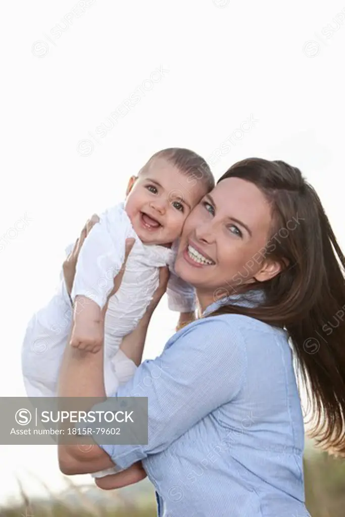 Germany, Bavaria, Mother with 2_5 months baby girl, smiling