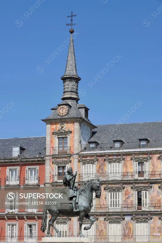 Spain, Madrid, Statue of Felipe III with Casa De La Panaderia at Plaza Mayor