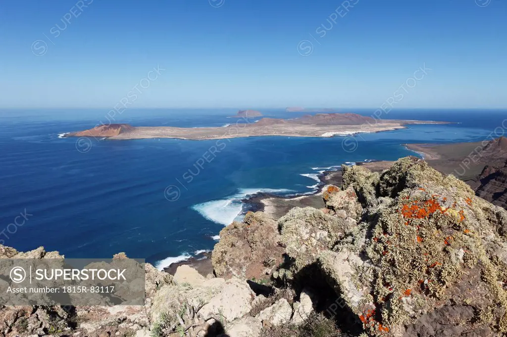 Spain, Canary Islands, Lanzarote, Risco de Famara, Island La Graciosa, view of sea with cliff