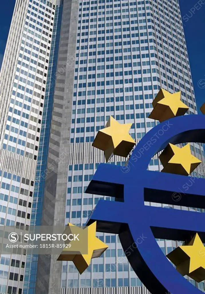 Germany, Frankfurt, Euro sign statue in front of skyskraper