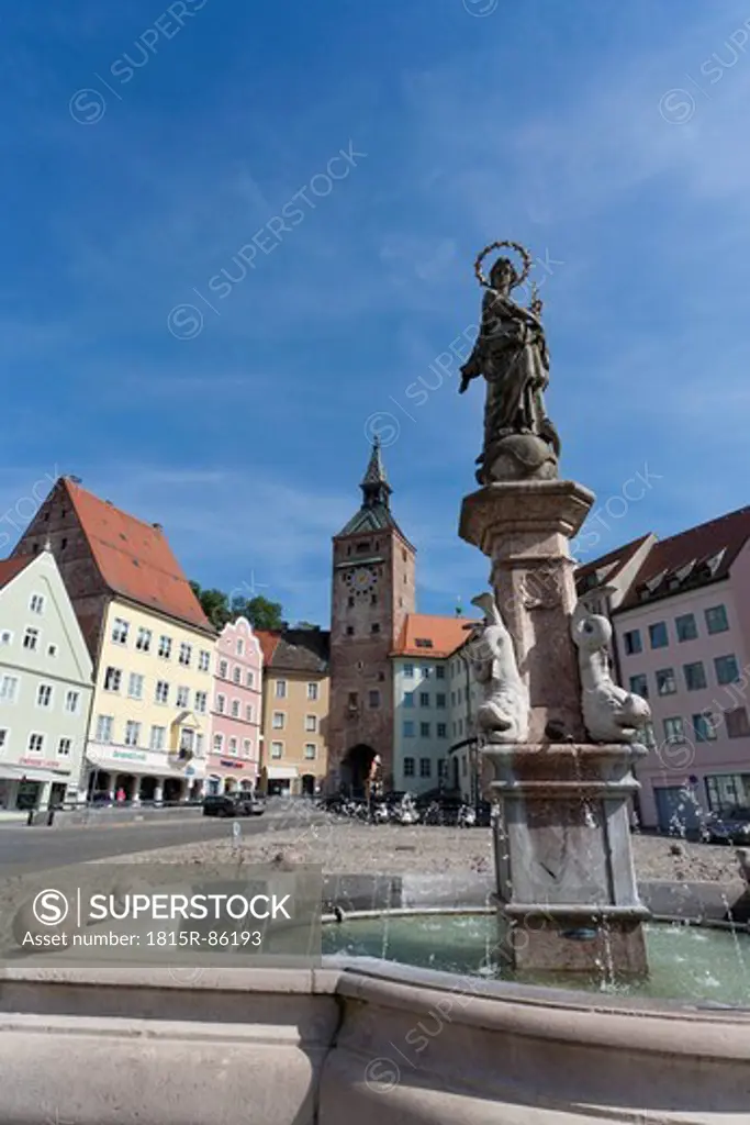 Germany, Bavaria, Landsberg am Lech, Hauptplatz place, Schmalzturm, View of Marienbrunnen fountain and mary statue at town gate