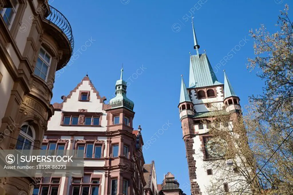 Deutschland, Baden_Wurttemberg, Black Forest, Freiburg im Breisgau, Kaiser_Joseph_Strasse, View of Martinstor building with houses and old city gate