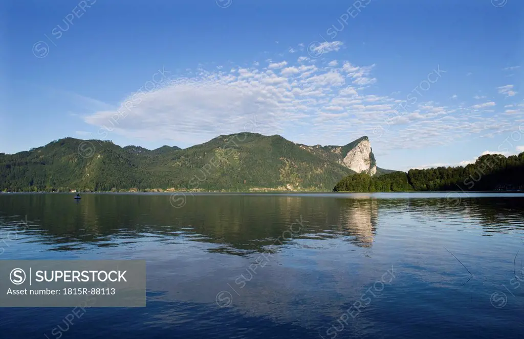 Austria, Salzkammergut, View of mondsee lake near drachenwand