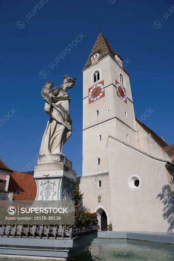 Austria, Lower Austria, Wachau, Spitz, View of church with statue