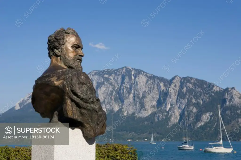 Austria, Salzkammergut, Unterach, Statue of gustav klimt with lake Attersee in background