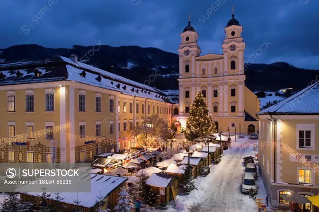Austria, Salzkammergut, Mondsee, View of basilika heiliger michael church in christmas market at night