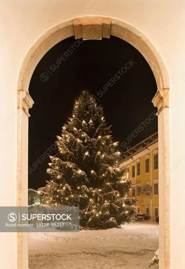 Austria, Salzkammergut, Mondsee, View of christmas tree in christmas market