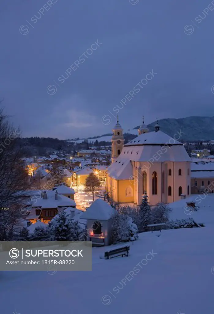 Austria, Salzkammergut, Mondsee, View of basilika heiliger michael church at dusk