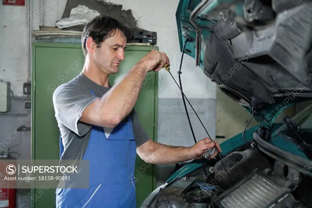 Germany, Ebenhausen, Mechatronic technician working in car garage