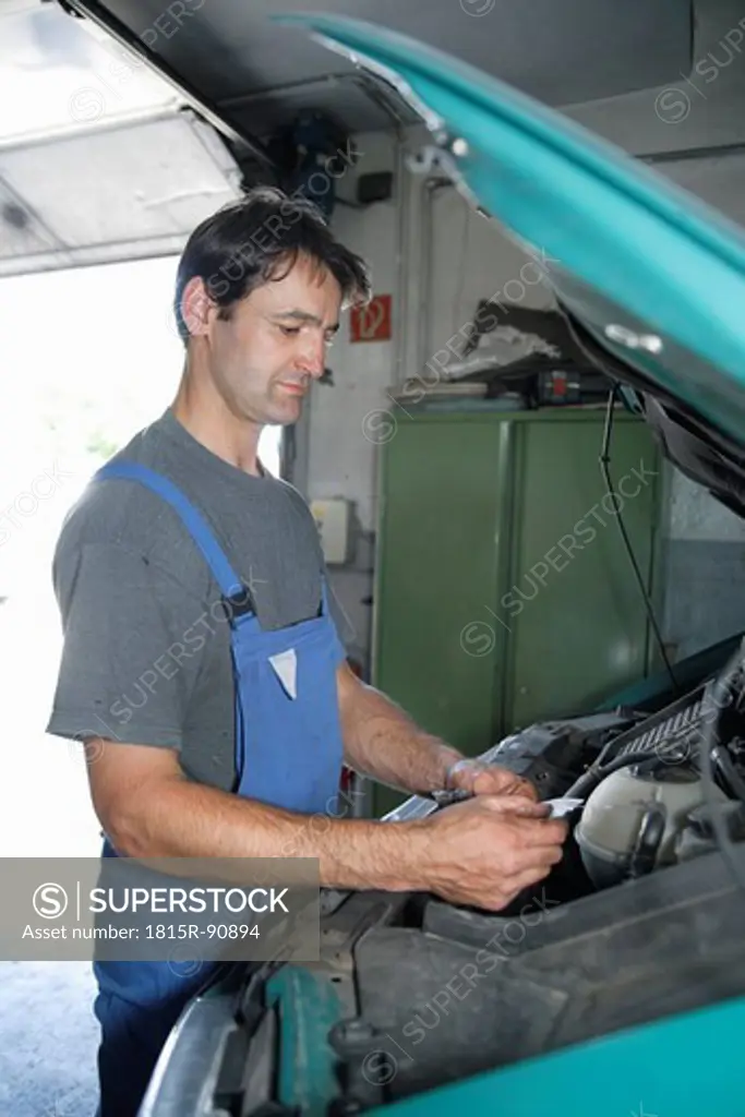 Germany, Ebenhausen, Mechatronic technician working in car garage