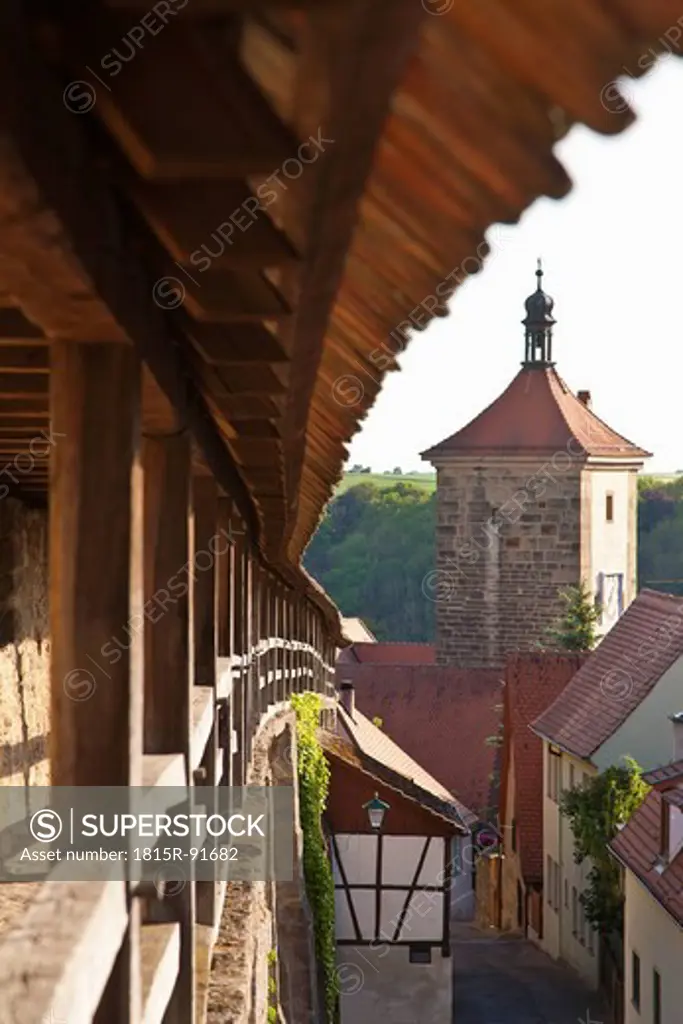 Germany, Bavaria, Franconia, Rothenburg ob der Tauber, View of Siebersturm town gate with parapet wall