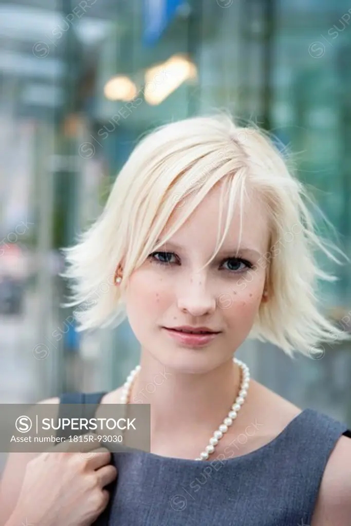 Germany, Munich, Young woman smiling, portrait