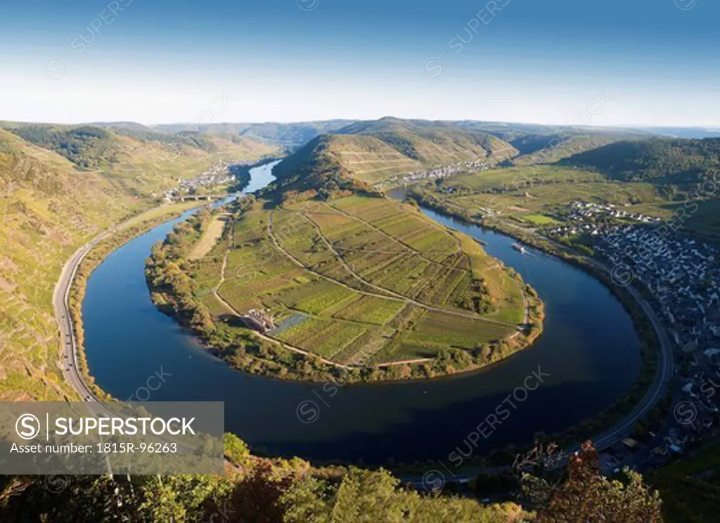 Germany, Rhineland_Palatinate, Bremm, View of winding mosel river and vineyard of calmont