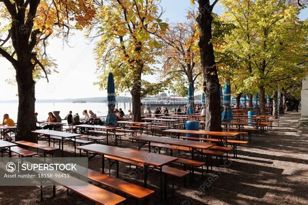 Germany, Bavaria, Upper Bavaria, Fuenfseenland, Tourist at beer garden near lake
