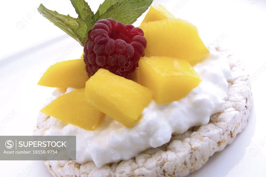 Rice cracker with cotton cheese and fruits