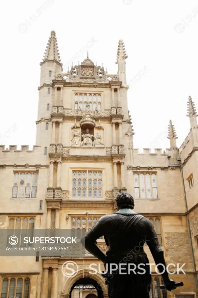 UK, England, Oxford, Statue in front of Bodleian Library