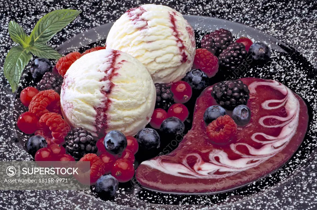 Ice cream Yogurt with wild berries
