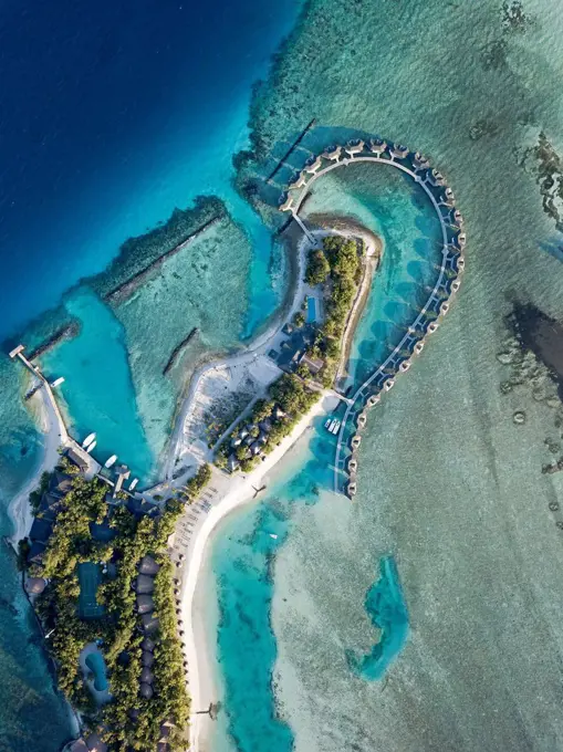 Maldives, Kaafu Atoll, Aerial view of bungalows of tourist resort on Kanuhuraa island