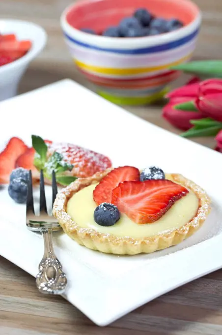 Shortcrust tart with vanilla cream, strawberries and blueberries