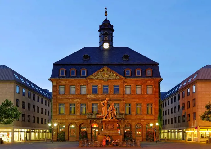 Germany, Hesse, Hanau, Neustadt town hall with Brothers Grimm monument
