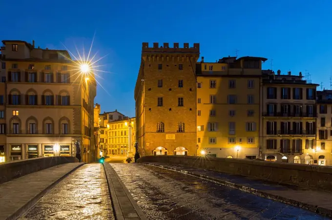 Italy, Tuscany, Florence, Ponte alle Grazie in the evening