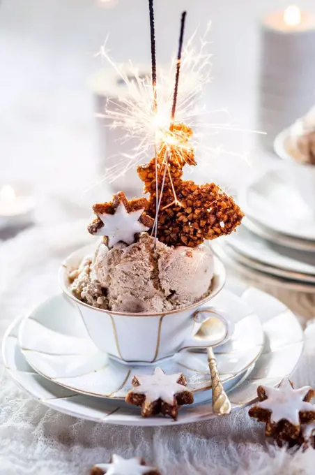 Tea cup of cinnamon star ice cream with caramelized nuts
