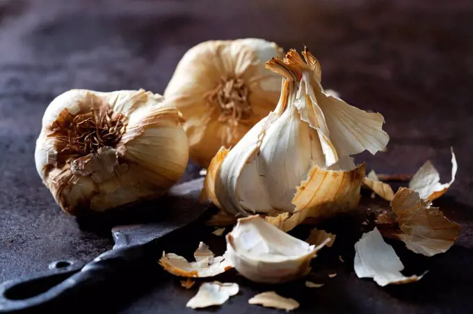 Smoked garlic on rusty ground