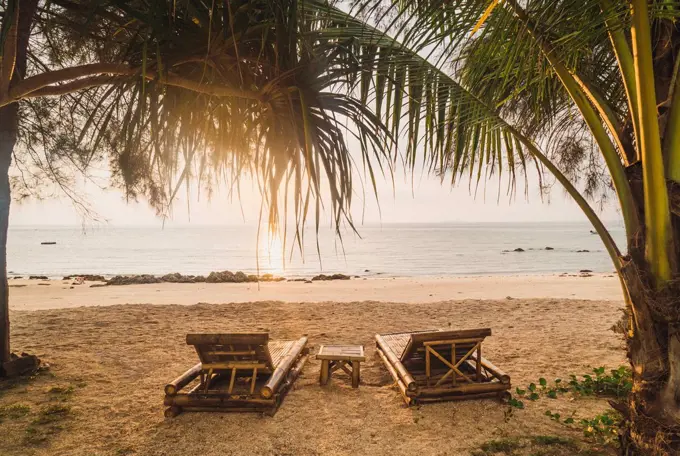 Thailand, Phi Phi Islands, Ko Phi Phi, sun loungers on the beach in backlight