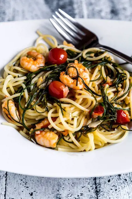 Spaghetti with prawns, tomatoes and opposite-leaved saltwort