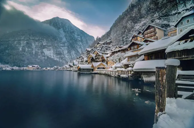 Austria, Salzkammergut, Hallstatt with Lake Hallstatt in winter