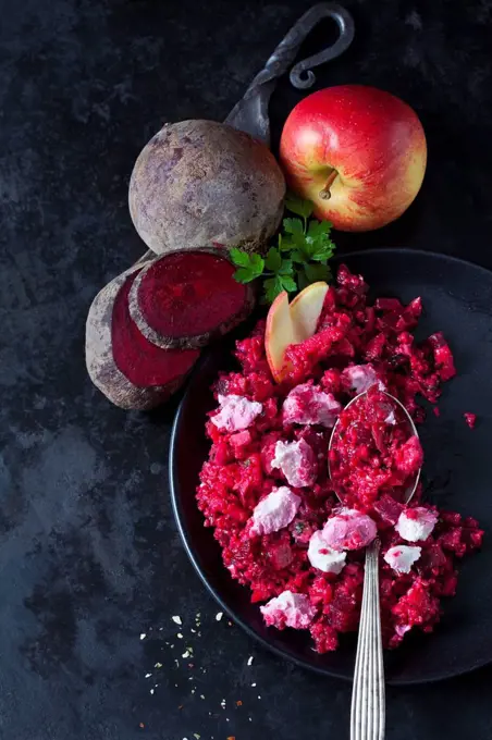 Beetroot salad with durum wheat semolina, apple and soft goat cheese