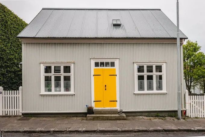 Iceland, ReykjavÇðk, house with yellow door