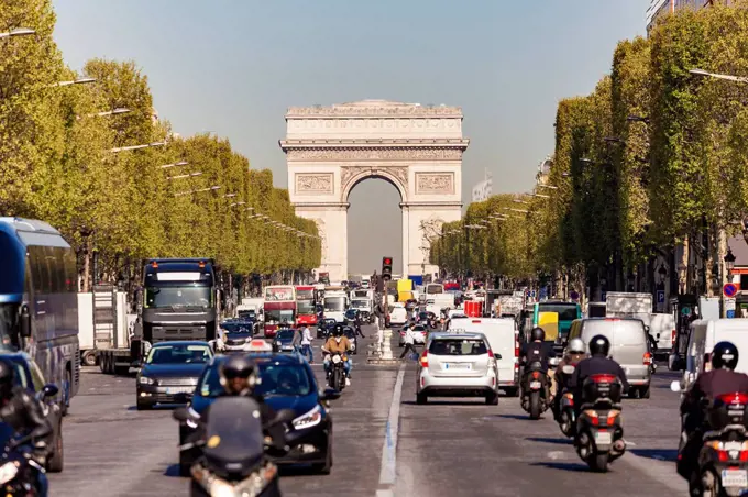 France, Paris, Champs-Elysees, Arc de Triomphe de lƒ.Etoile, traffic