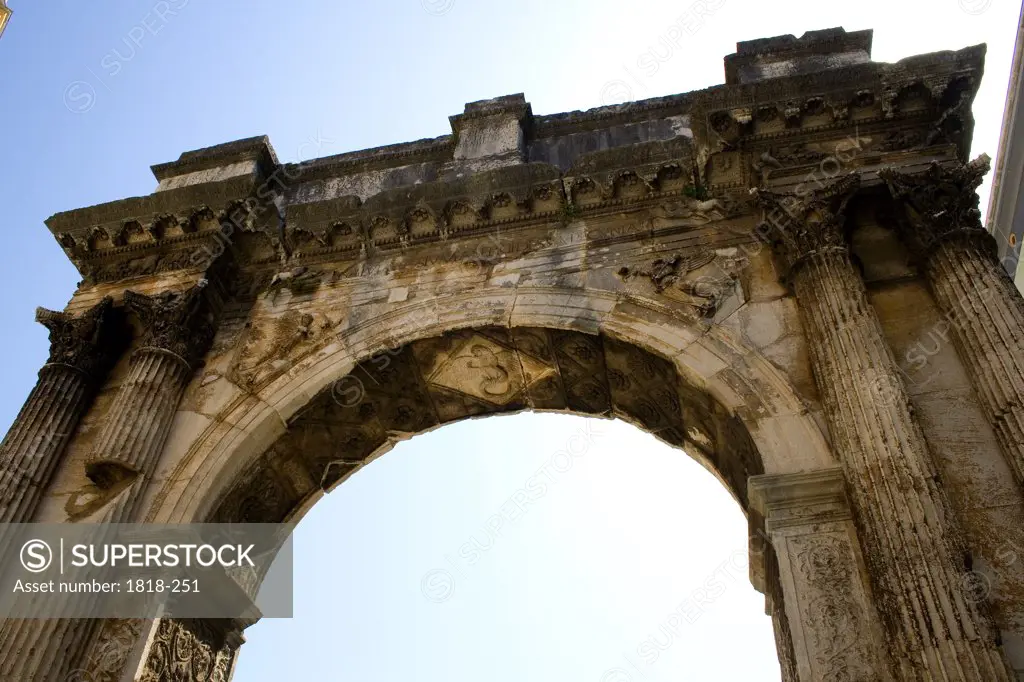 Croatia, Istria, Pula, Low angle view of triumphal arch, Arch of Sergii