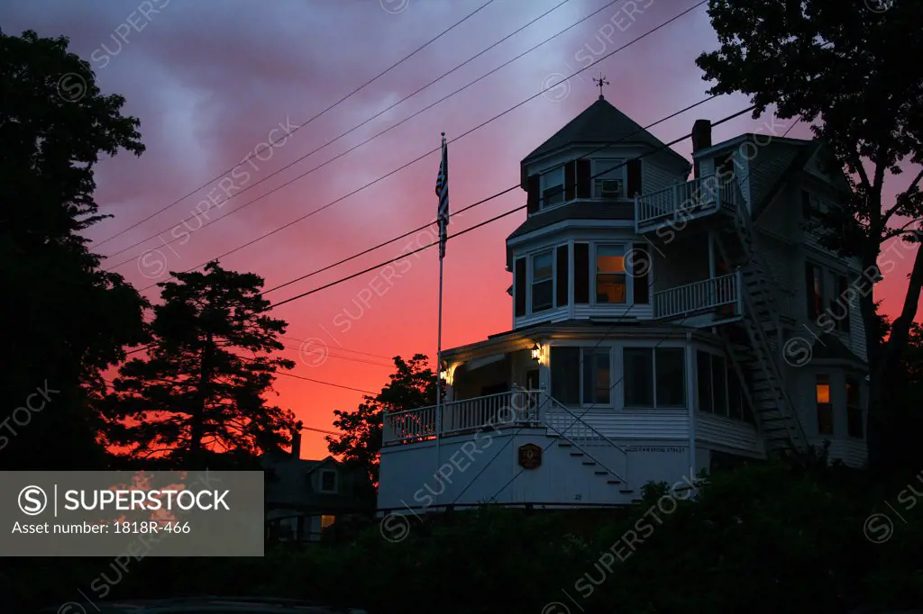USA, Maine, Boothbay Harbor, old house at sunset