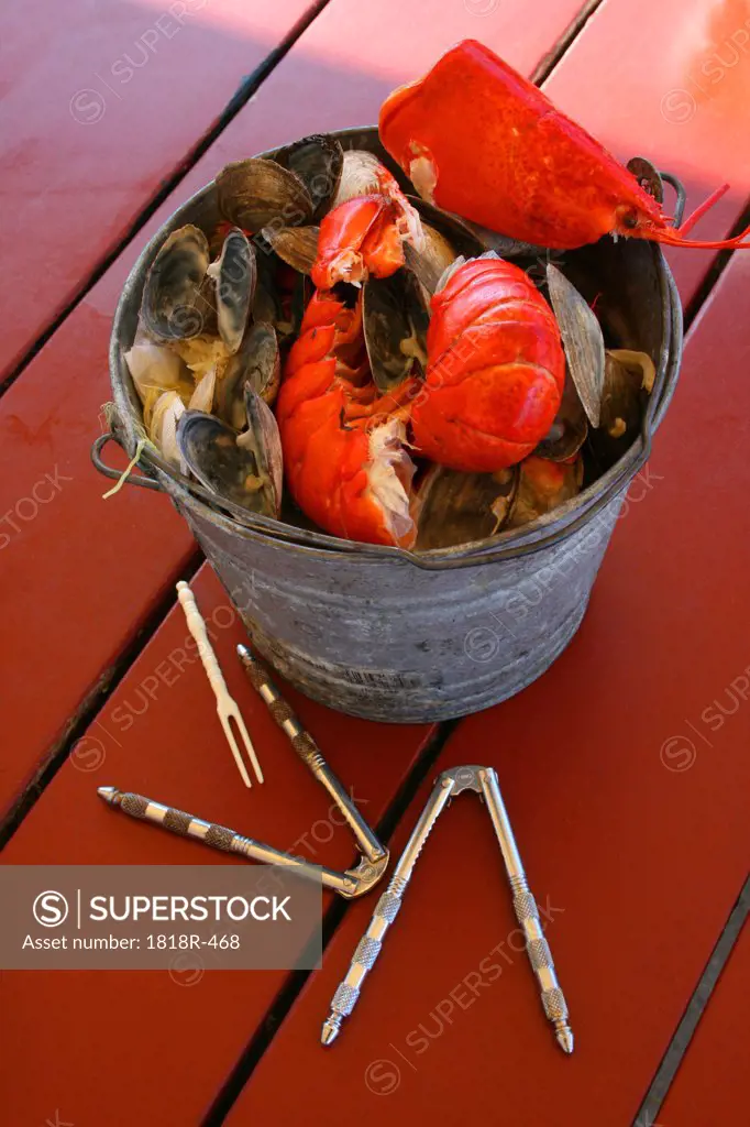 USA, Maine, Mainer Shore dinner with lobster and mussels