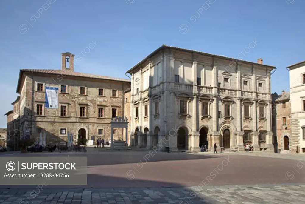 Palazzo Tarugi in foreground, Piazza Grande, Montepulciano, Tuscany, Italy   