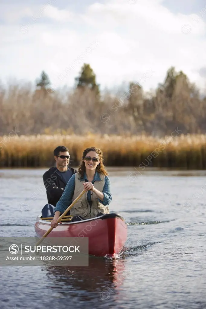 Couple Canoeing on the Deschutes River, Bend, Oregon, USA   