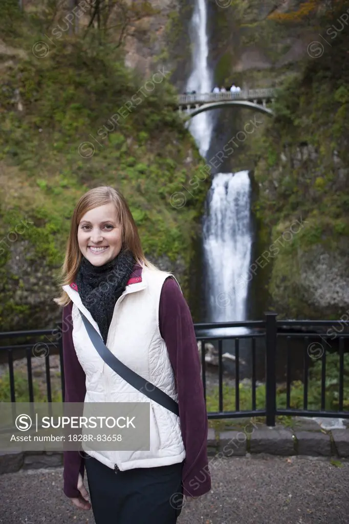 Woman, Multnomah Falls, Multnomah County, Columbia River Gorge, Oregon, USA