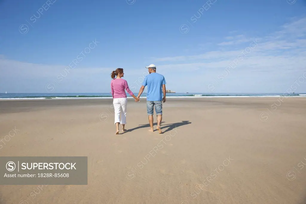 Couple on Beach, Camaret-sur-Mer, Finistere, Bretagne, France